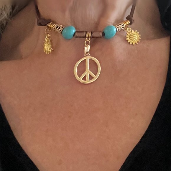 lf Designs: Peace in Sunflowers Choker Collar - Picture 6 of 7